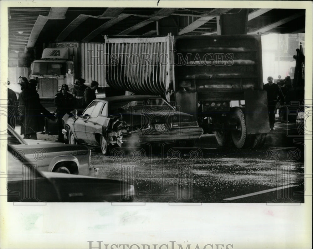 1985 Press Photo Firefighters Wreckage Collision Truck - RRW59741 - Historic Images