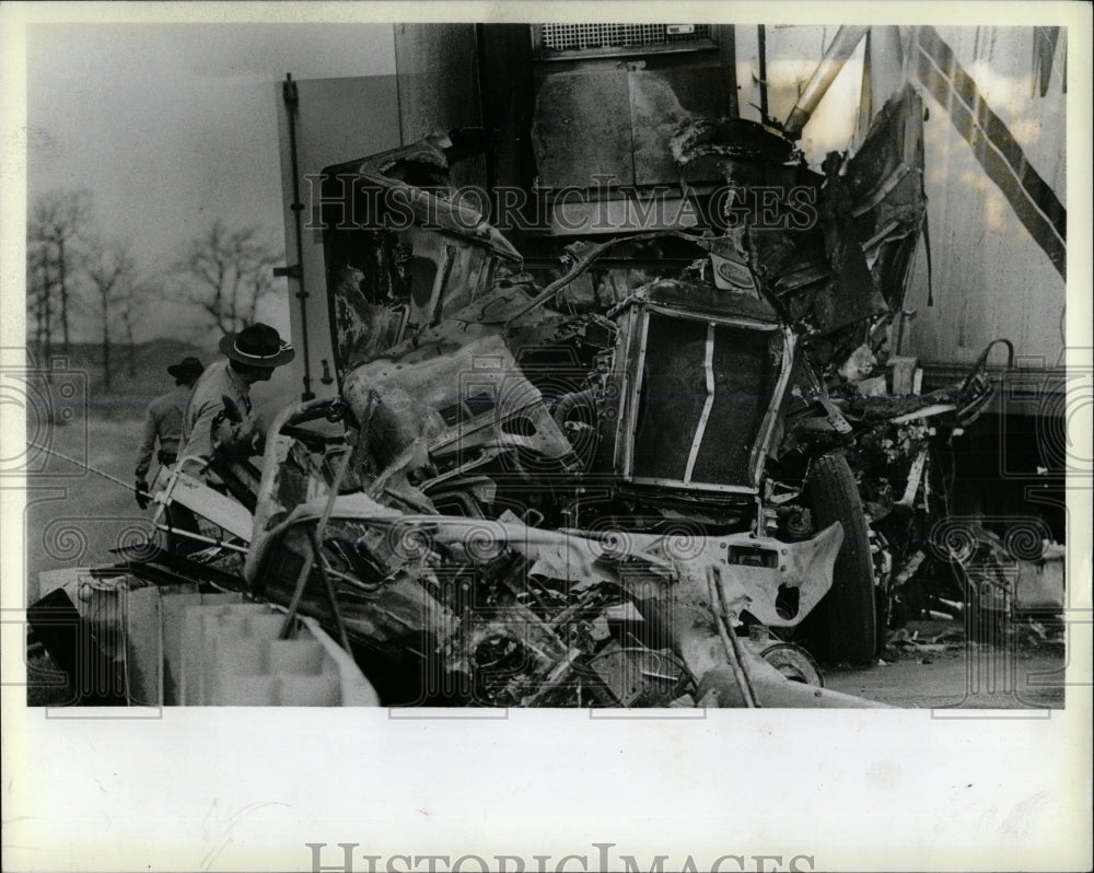 1987 Press Photo Truck Accident Interstate 90 Marengo - RRW59747 - Historic Images