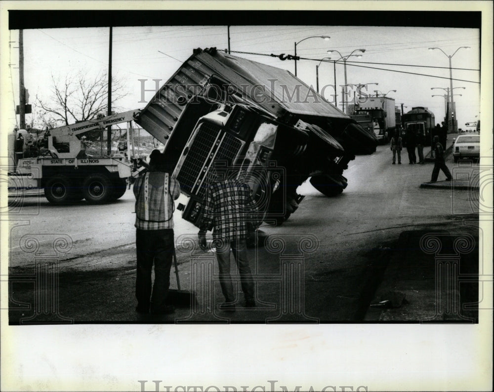 1987 Press Photo Workers right the crashed truck. - RRW59749 - Historic Images