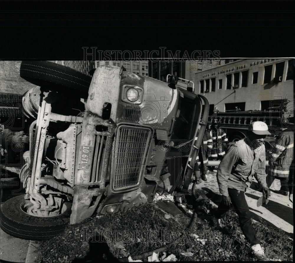 1988 Press Photo Big cleanup job truck overturned Drive - RRW59753 - Historic Images