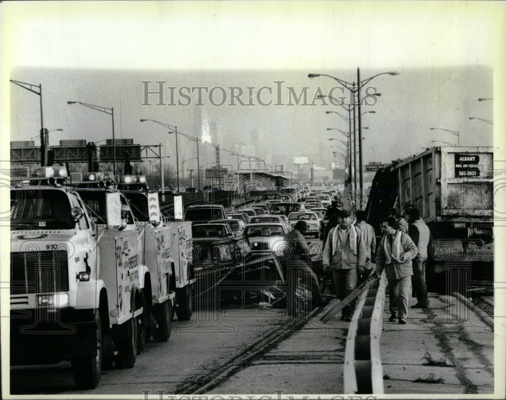 1986 Press Photo Cars line up as a truck crashed in way - RRW59759 - Historic Images