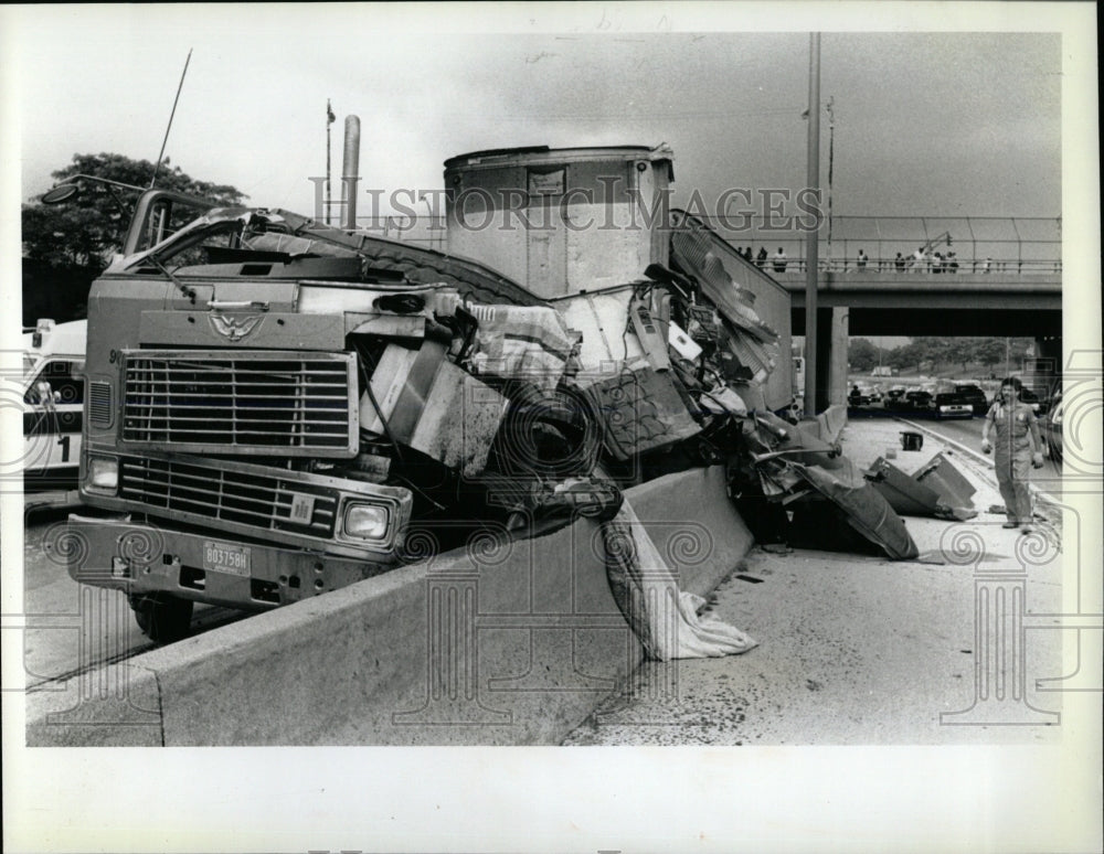 1990 Press Photo Truck Accident Dan Ryan Expressway - RRW59767 - Historic Images