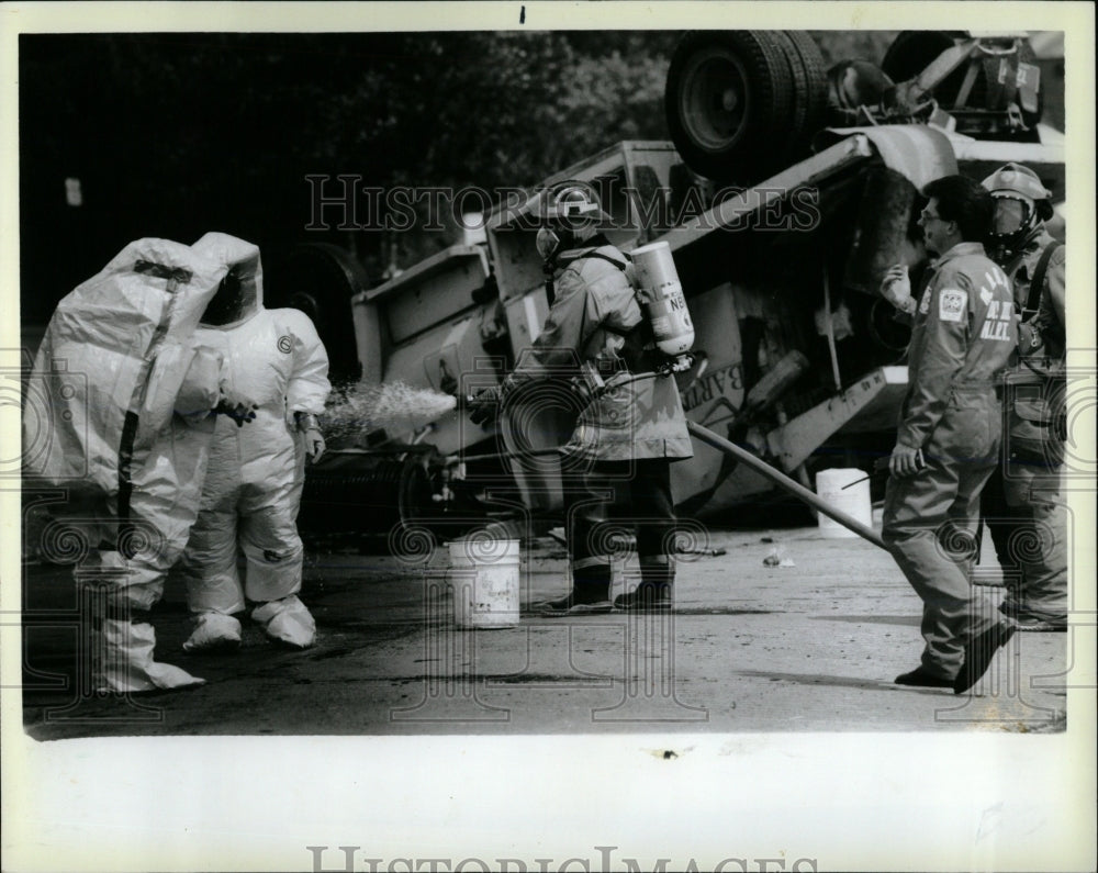 1988 Press Photo Pesticide Spill in Northbrook. - RRW59773 - Historic Images