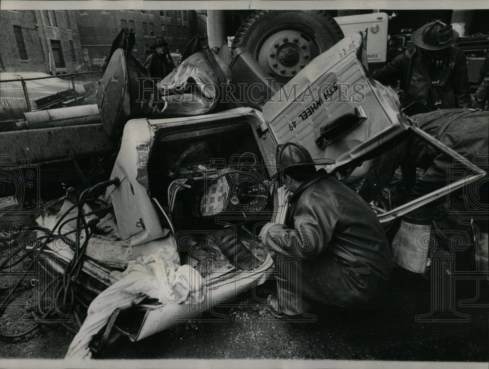 1976 Press Photo Ted Paleczny Truck Crash Expressway - RRW59779 - Historic Images