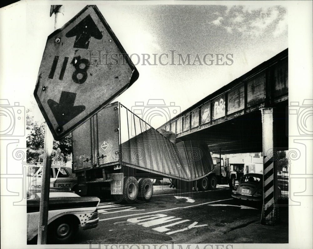 1978 Press Photo Roy Lowther Crumpled Truck Clearance - RRW59785 - Historic Images