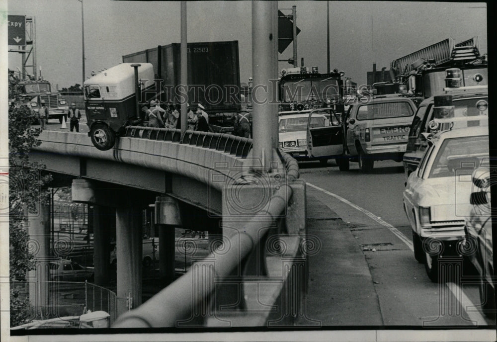 1976 Press Photo Truck driver swerved Ryan spearates - RRW59795 - Historic Images