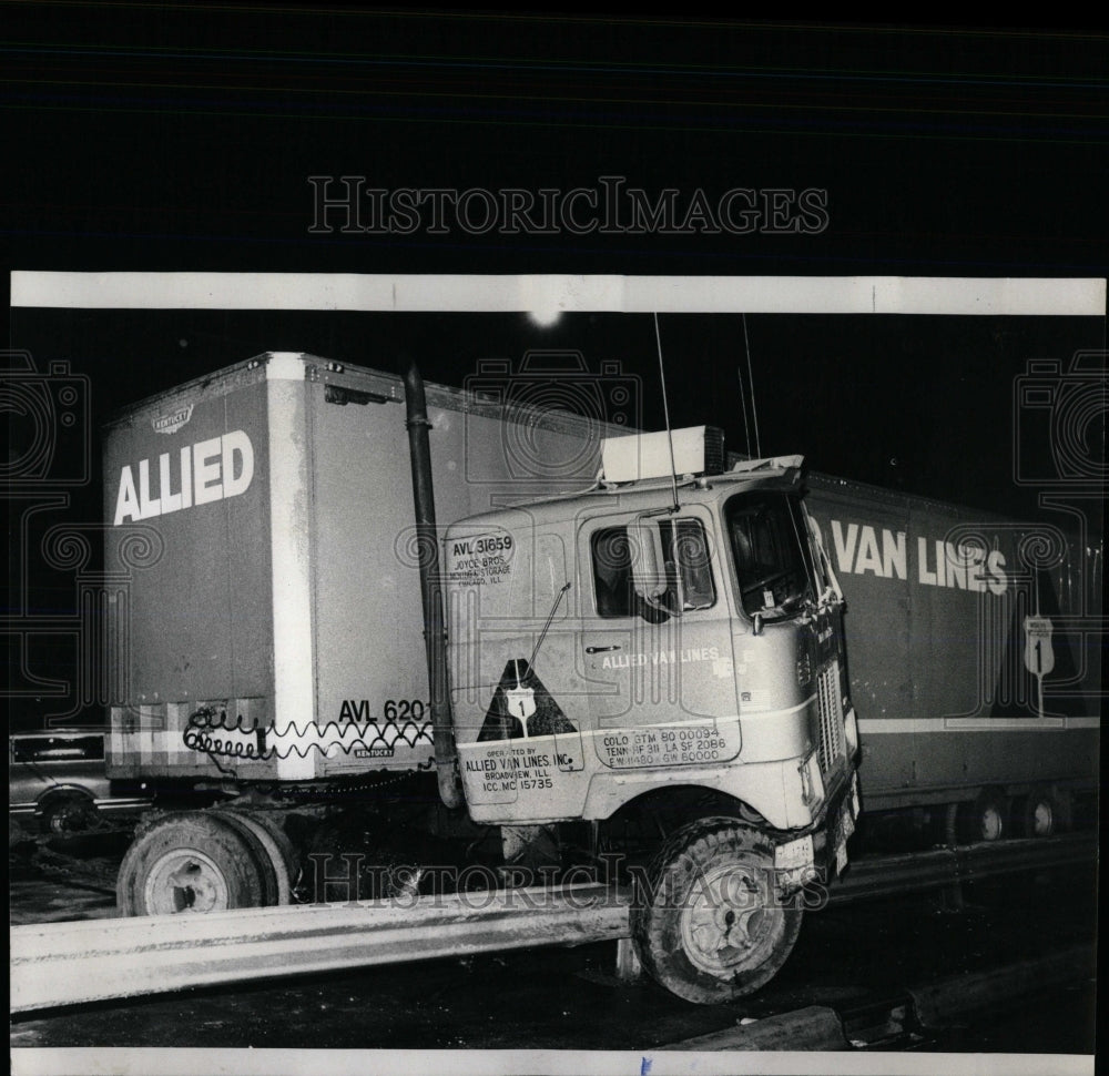 1977 Press Photo semi which jack knifed over the guard - RRW59799 - Historic Images