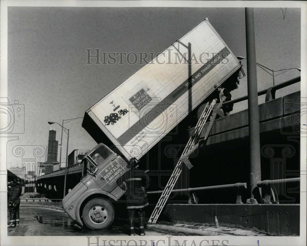 1977 Press Photo TRUCK ACCIDENT SOUTHBOUND DAN RYAN - RRW59803 - Historic Images