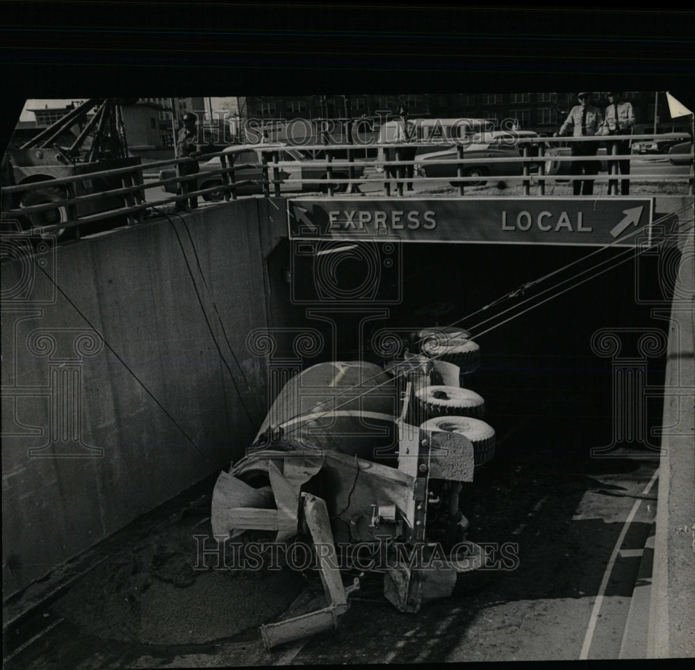 1966 Press Photo Cemen truck Eisenhower Expressway - RRW59809 - Historic Images