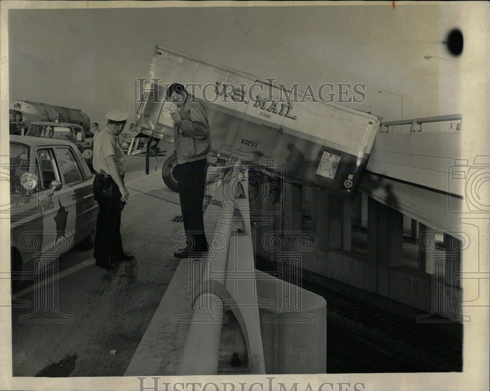 1965 Press Photo U.S. Mail Trailer Hangs Guard Rail - RRW59865 - Historic Images