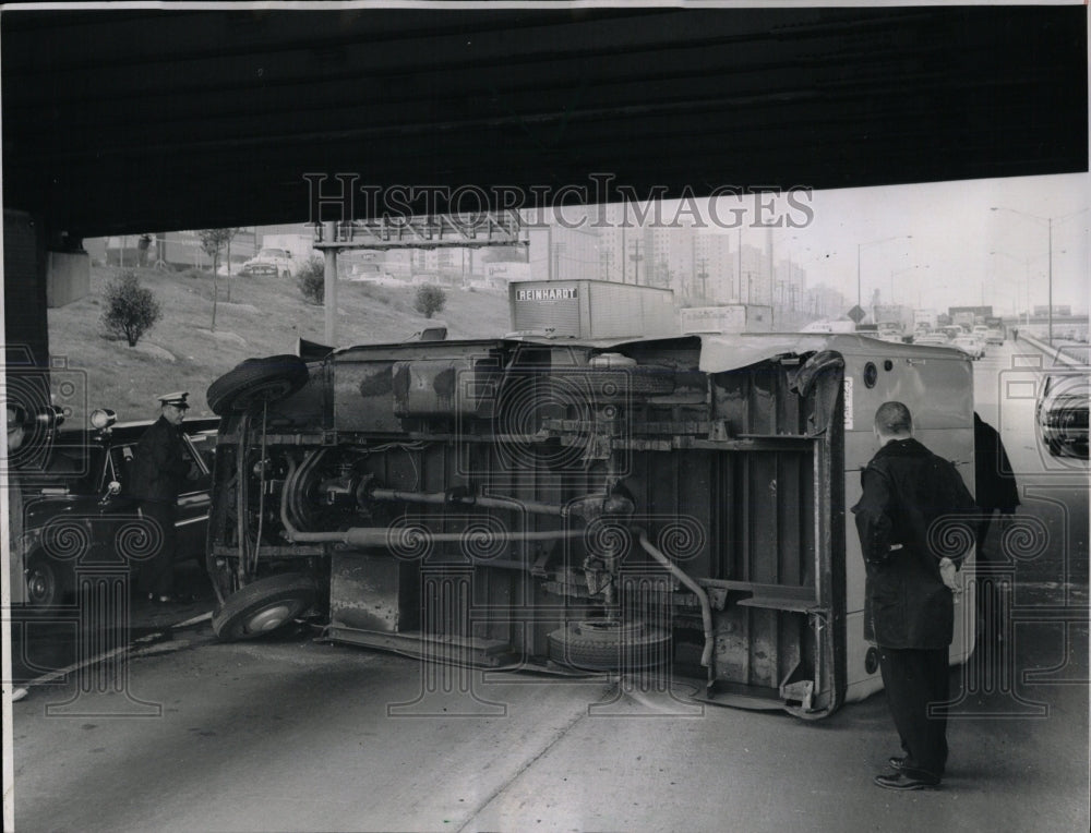 1966 Press Photo Truck overturned on the Dan Ryan - RRW59867 - Historic Images