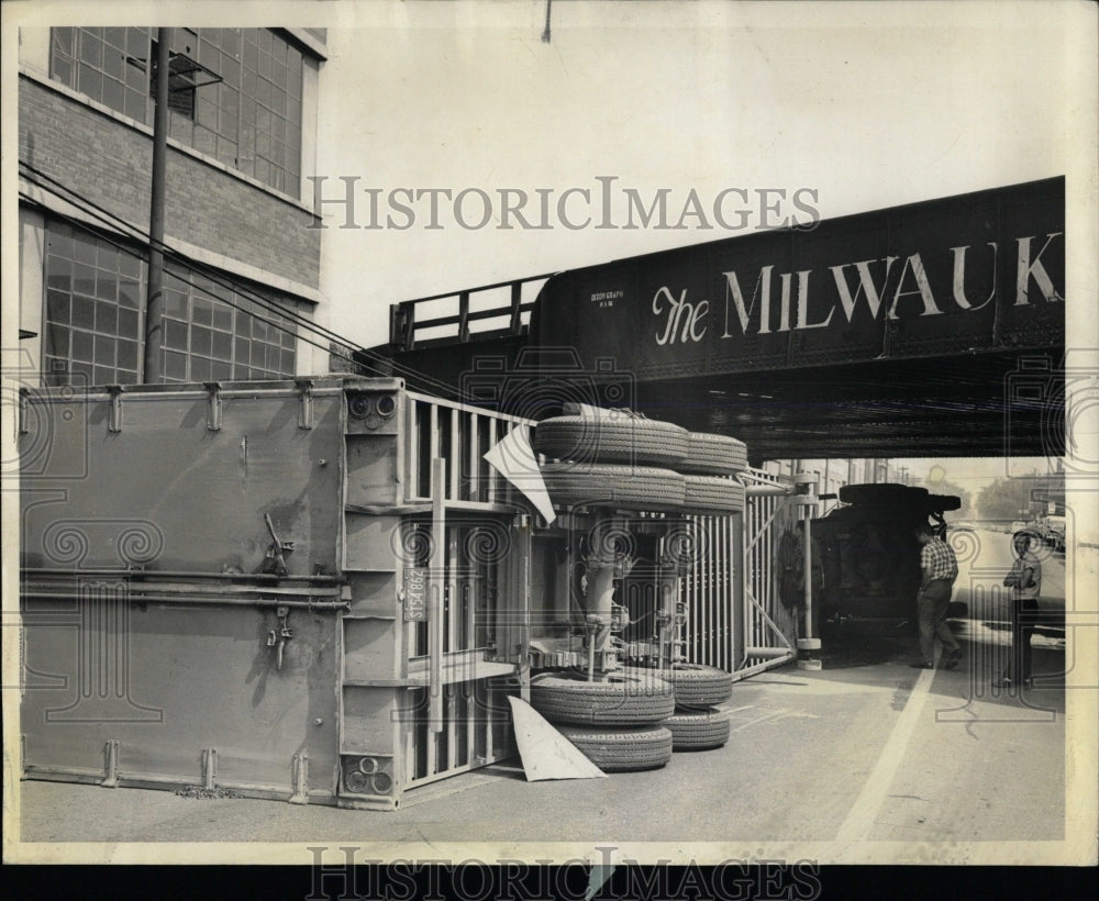 1964 Press Photo Driver Geo. Comstock Joliet trailer - RRW59869 - Historic Images