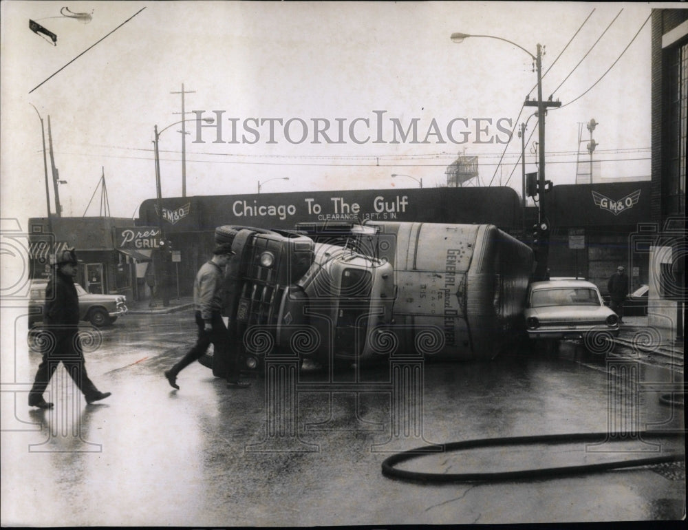 1963 Press Photo Overturned Tractor-Trailer Cermack - RRW59875 - Historic Images