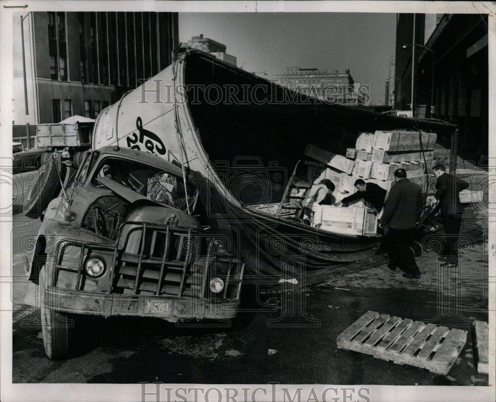 1961 Press Photo Truck Accident South Canal - RRW59891 - Historic Images