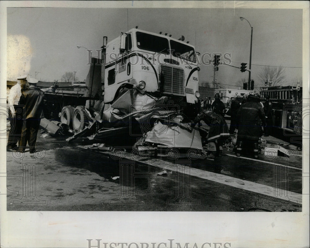 1982 Press Photo Truck Car Accident Lawndale - RRW59901 - Historic Images