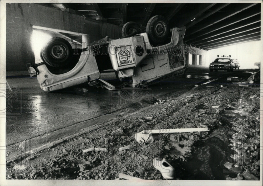 1980 Press Photo Truck hits LaSalle Street in accident. - RRW59905 - Historic Images