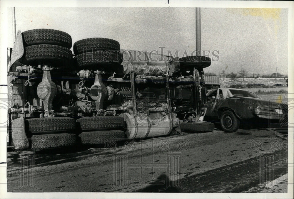 1980 Press Photo Truck Accident Calumet Expressway - RRW59909 - Historic Images