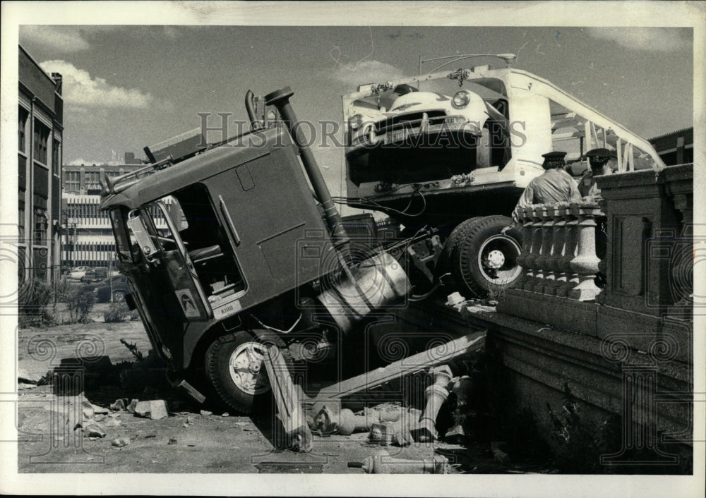 1979 Press Photo S. Side Truck Accident - RRW59919 - Historic Images