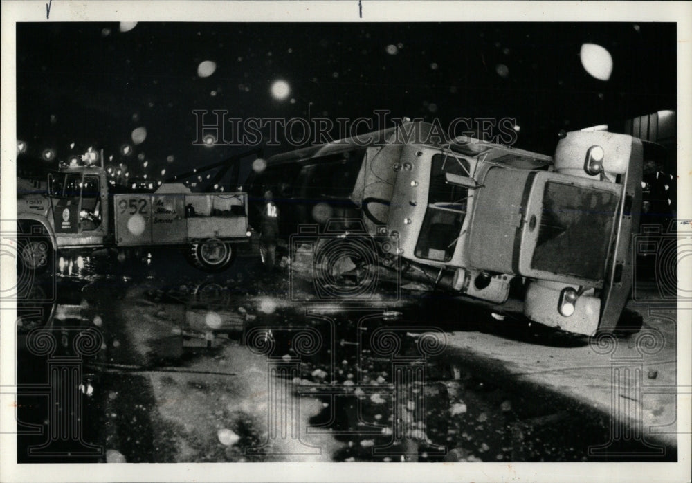 1979 Press Photo Truck Accident Eisenhower Expressway - RRW59927 - Historic Images