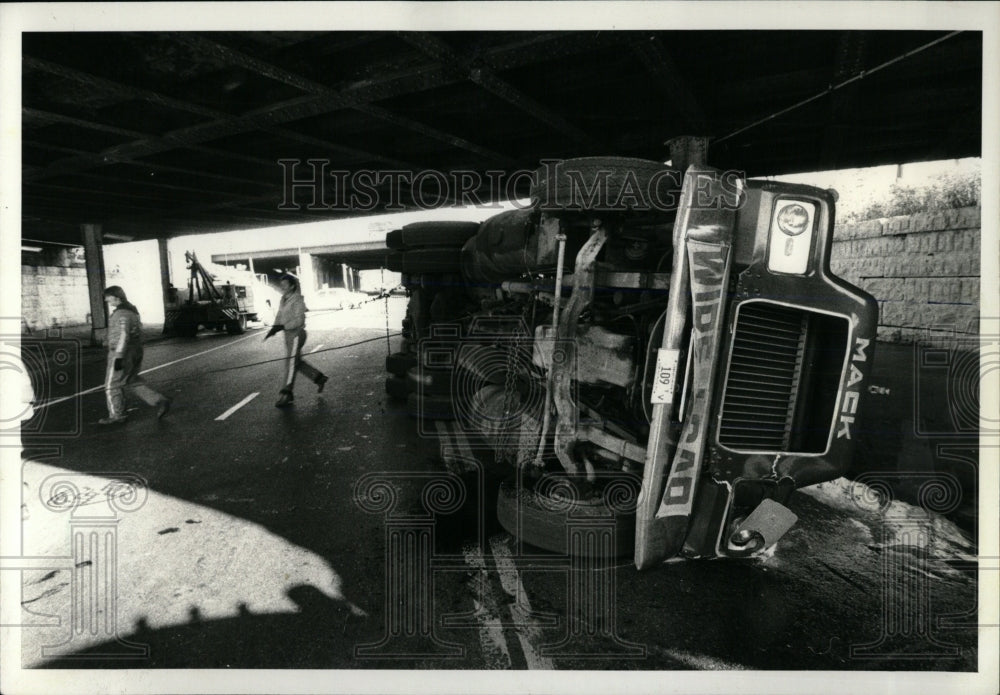 1980 Press Photo Workers right the crashed road grader. - RRW59929 - Historic Images