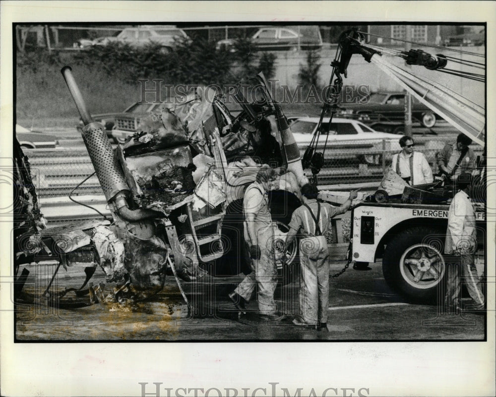 1982 Press Photo An overturned truck - RRW59933 - Historic Images