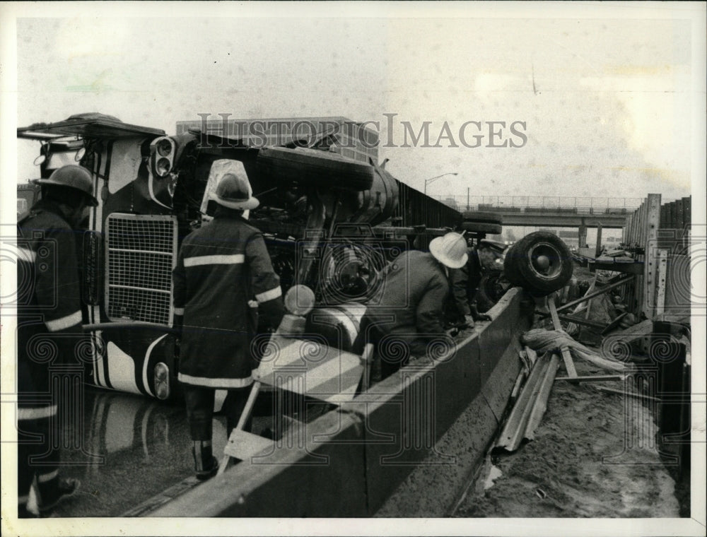 1981 Press Photo Robert Hanley Truck Accident - RRW59935 - Historic Images