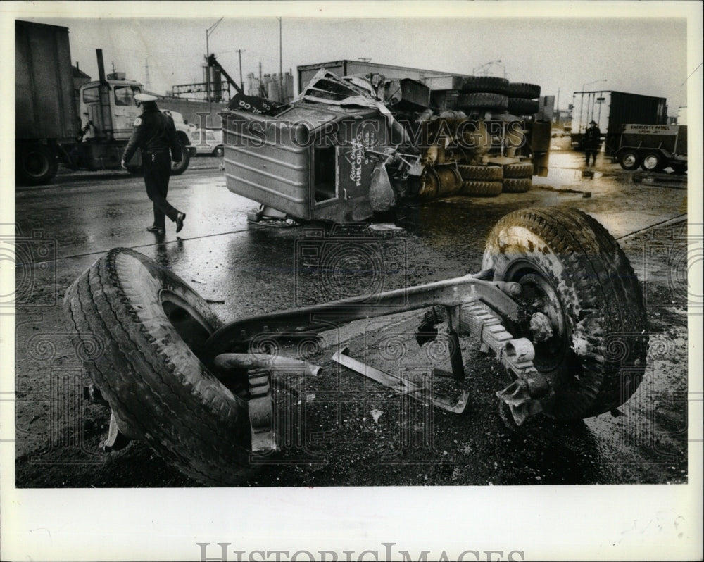 1982 Press Photo A tanker overturn accident. - RRW59941 - Historic Images