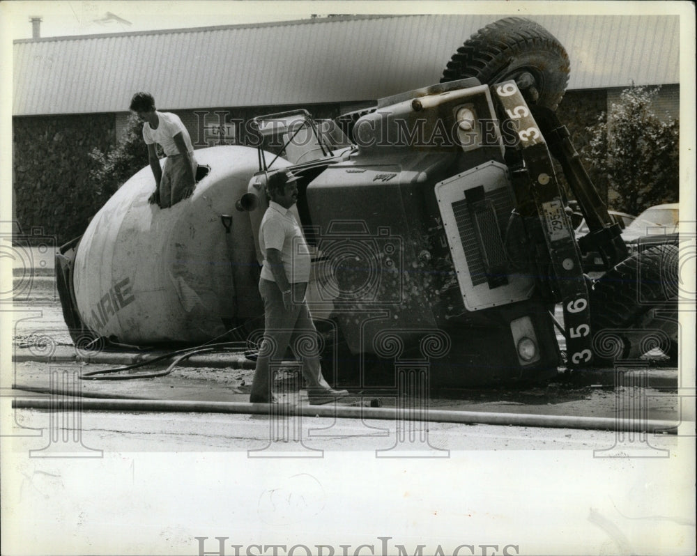 1982 Press Photo Truck Accident Wolf Touhy Intersection - RRW59945 - Historic Images