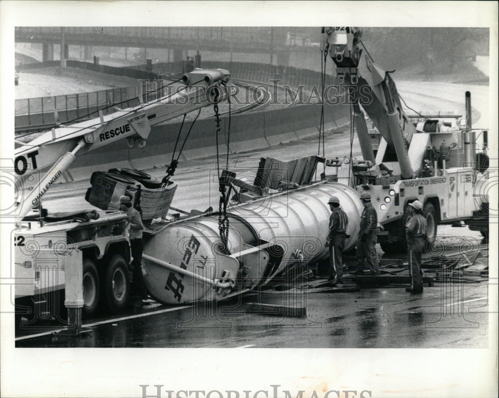 1991 Press Photo Tanker overturned in Dan Ryan Expy. - RRW59969 - Historic Images