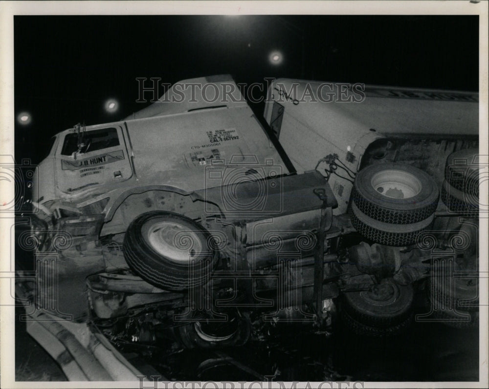 1991 Press Photo Truck Accident Kennedy Expressway - RRW59971 - Historic Images