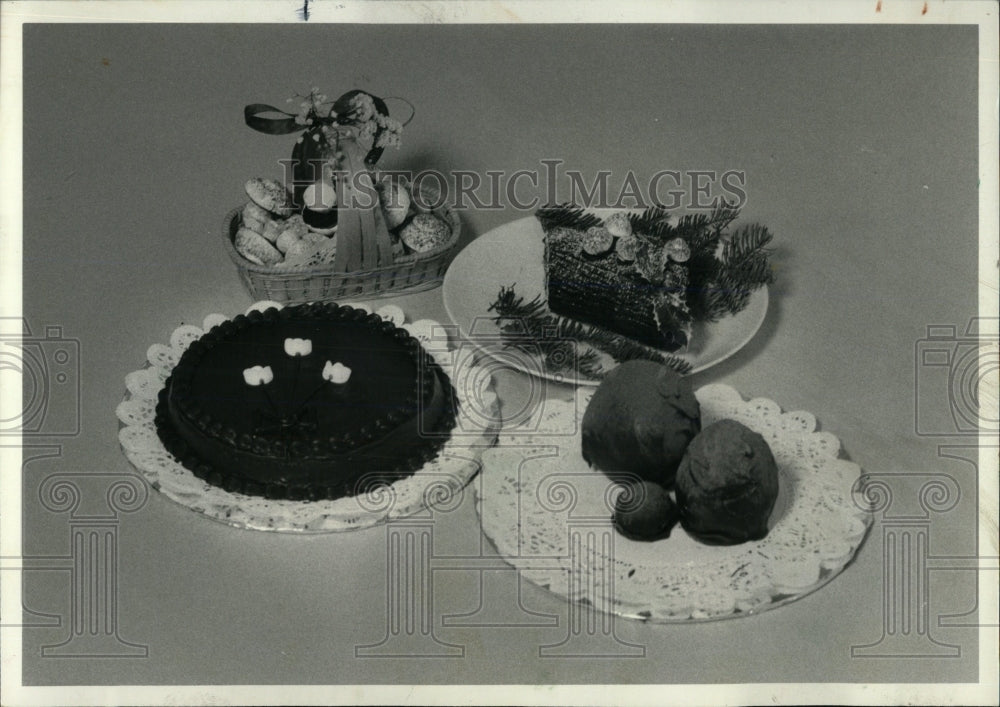 1981 Press Photo Pinkney&#39;s Kitchen; chocolate truffles. - RRW60011 - Historic Images