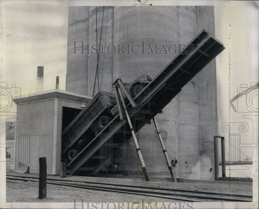 1957 Press Photo Cargill Inc. Truck Handling Machinery - RRW60035 - Historic Images