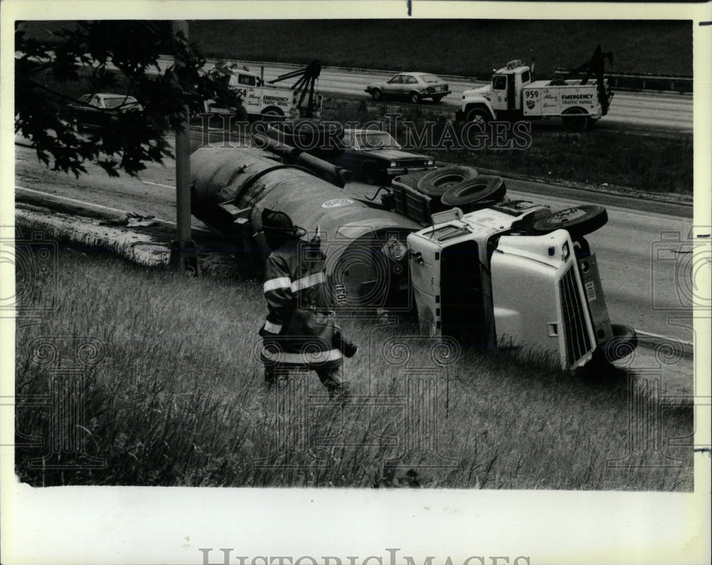 1986 Press Photo Overturned Tanker Highway 57 - RRW60053 - Historic Images