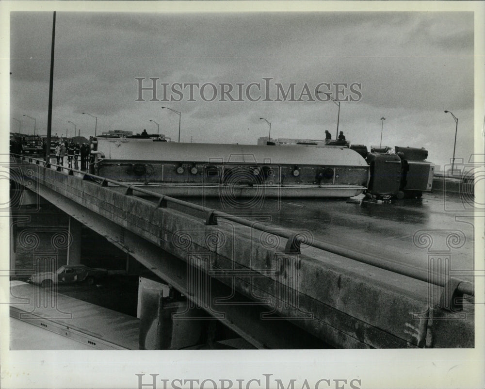 1983 Press Photo Truck Accident Stevenson Highway - RRW60057 - Historic Images