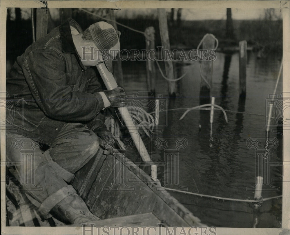 1949 Press Photo Gale Harris Turtle Scope Boat - RRW60097 - Historic Images