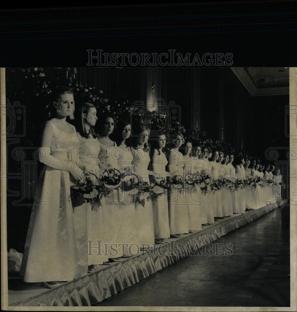 1968 Press Photo 28 Passavant Catillion debutantes. - RRW60229 - Historic Images