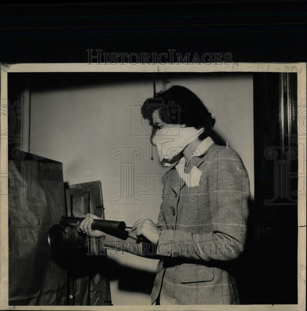 1945 Press Photo Joy Lawson eliminates insects in close - RRW60249 - Historic Images