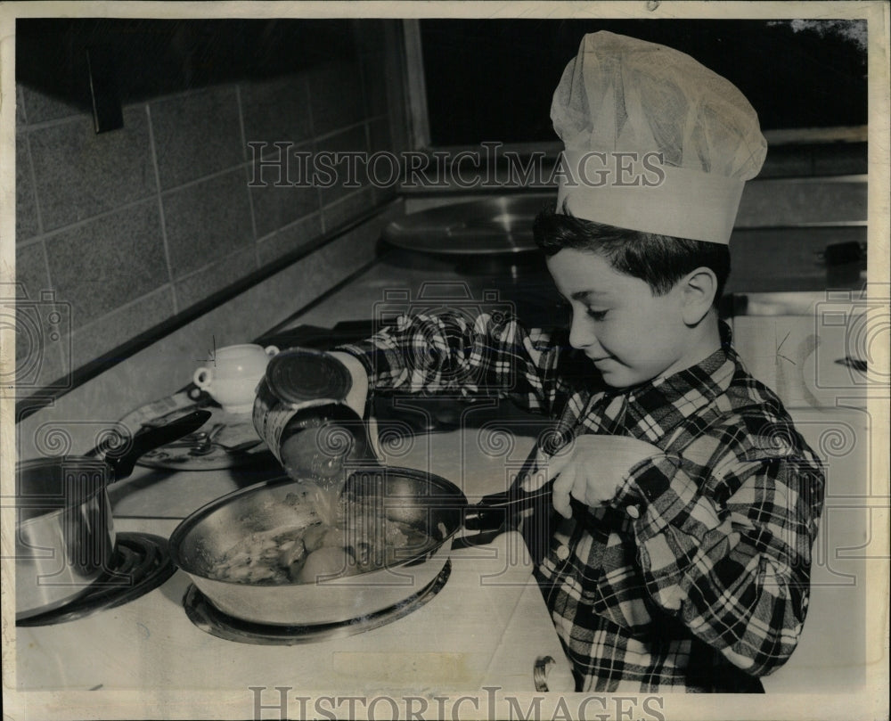 1954 Press Photo Freddie Goldman Deborah Boys tomato - RRW60257 - Historic Images