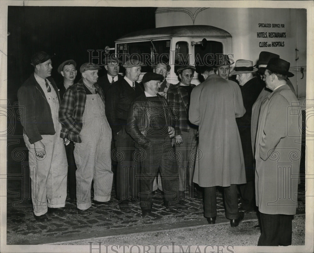 1943 Press Photo Ontario Striking Bowman Dairy Srtike - RRW60281 - Historic Images