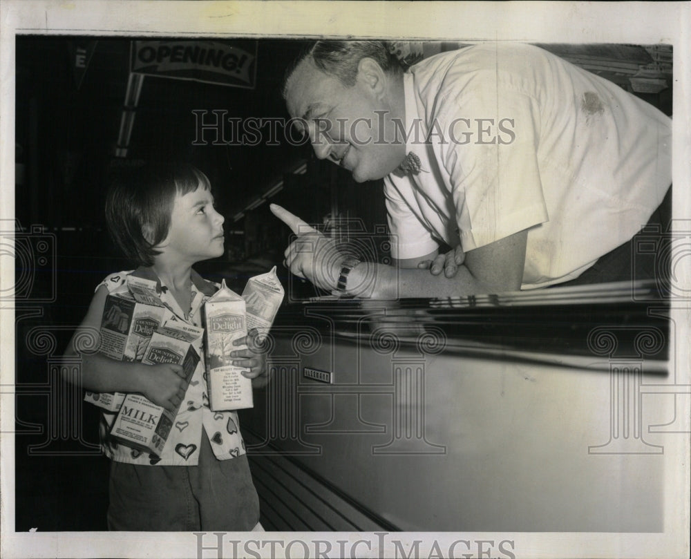 1961 Press Photo Beryl Gay Reid Gregory Barsky Store - RRW60287 - Historic Images