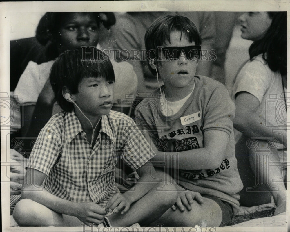 1974 Press Photo Two heard hearing youngster geared - RRW60349 - Historic Images