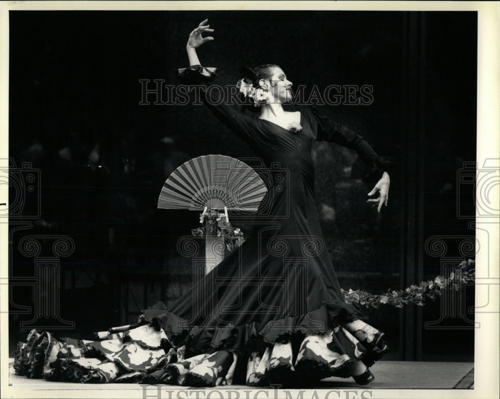 1987 Press Photo Gwen Norris performs traditional dance - RRW60357 - Historic Images