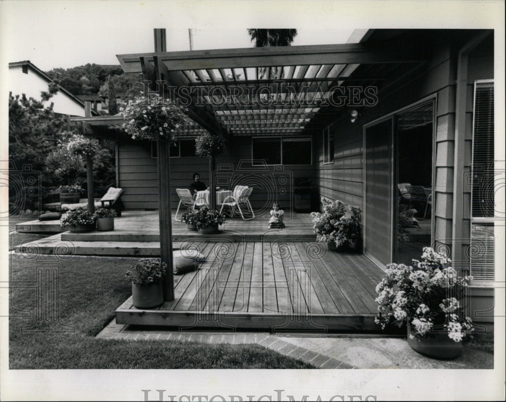 1989 Press Photo Outdoor Deck House - RRW60385 - Historic Images