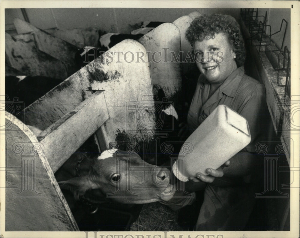 1987 Press Photo Marsha Dahlgren Feeds Calf Dairy Farm - RRW60405 - Historic Images