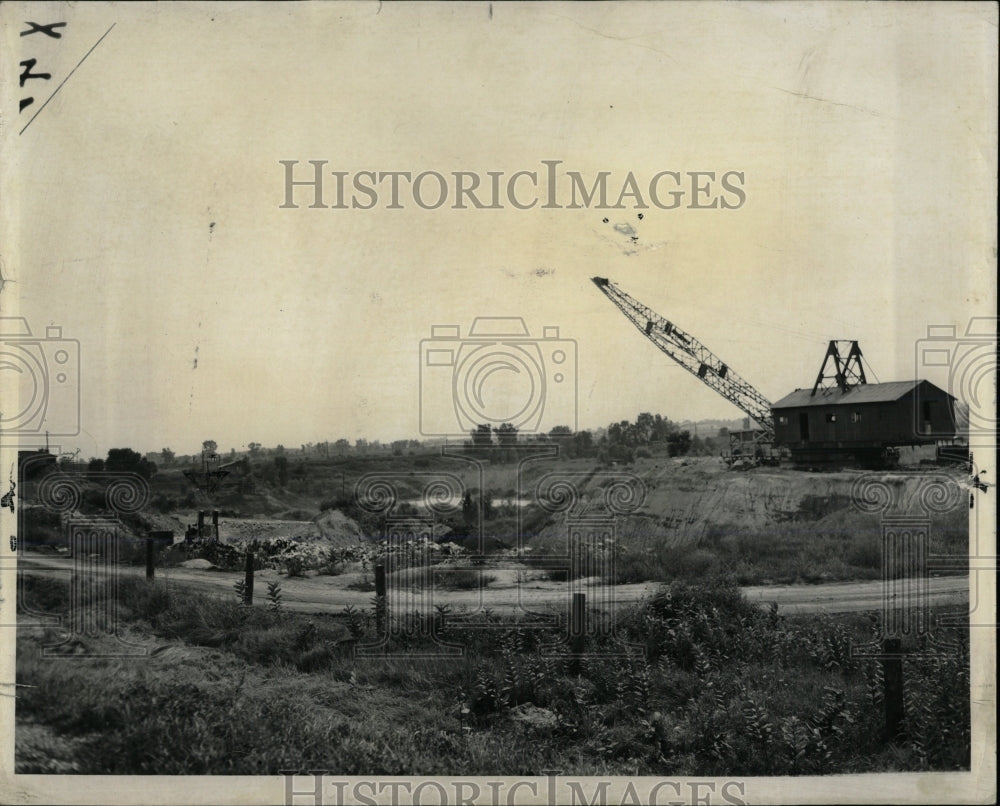 1952 Press Photo BULLDOZER SPREADING GARBAGE CRANE - RRW60443 - Historic Images