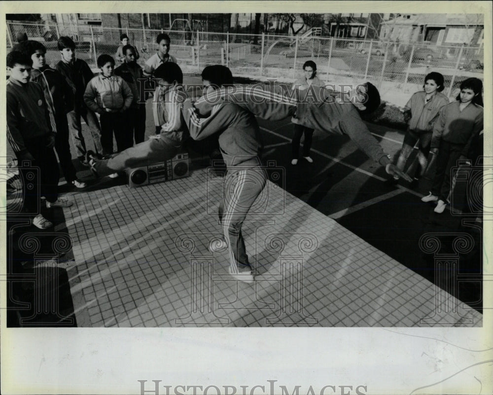 1984 Press Photo Portable radio loud music playground - RRW60455 - Historic Images