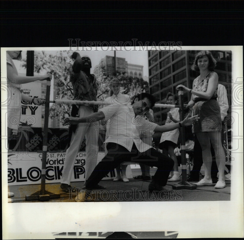 1991 Press Photo Benny Fernandez dance Loop party limbo - RRW60469 - Historic Images