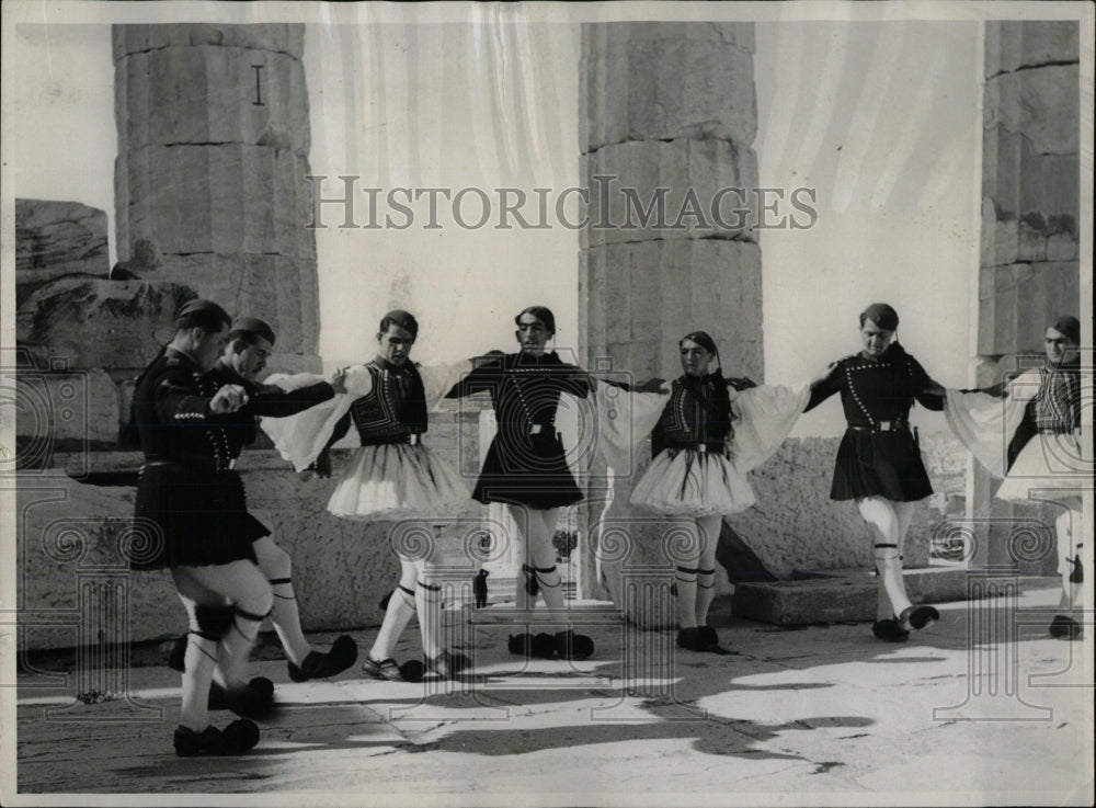 1950 Press Photo Grecian youths costume perform Athens - RRW60479 - Historic Images