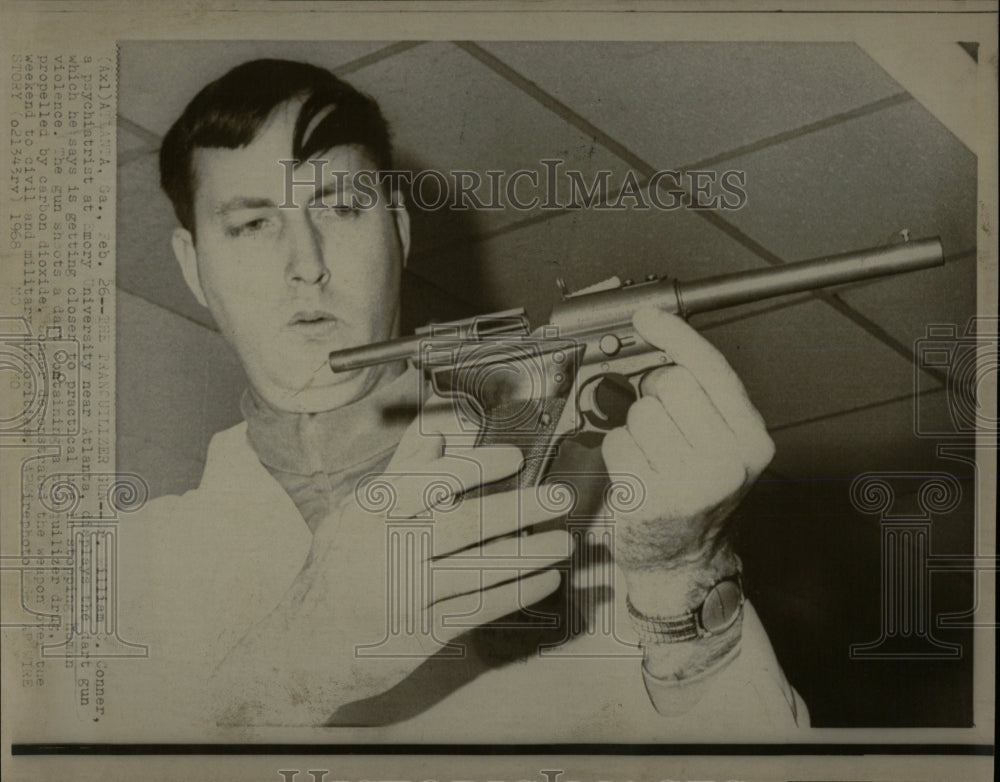 1968 Press Photo Tranquilizer Gun William Conner Emory - RRW60523 - Historic Images