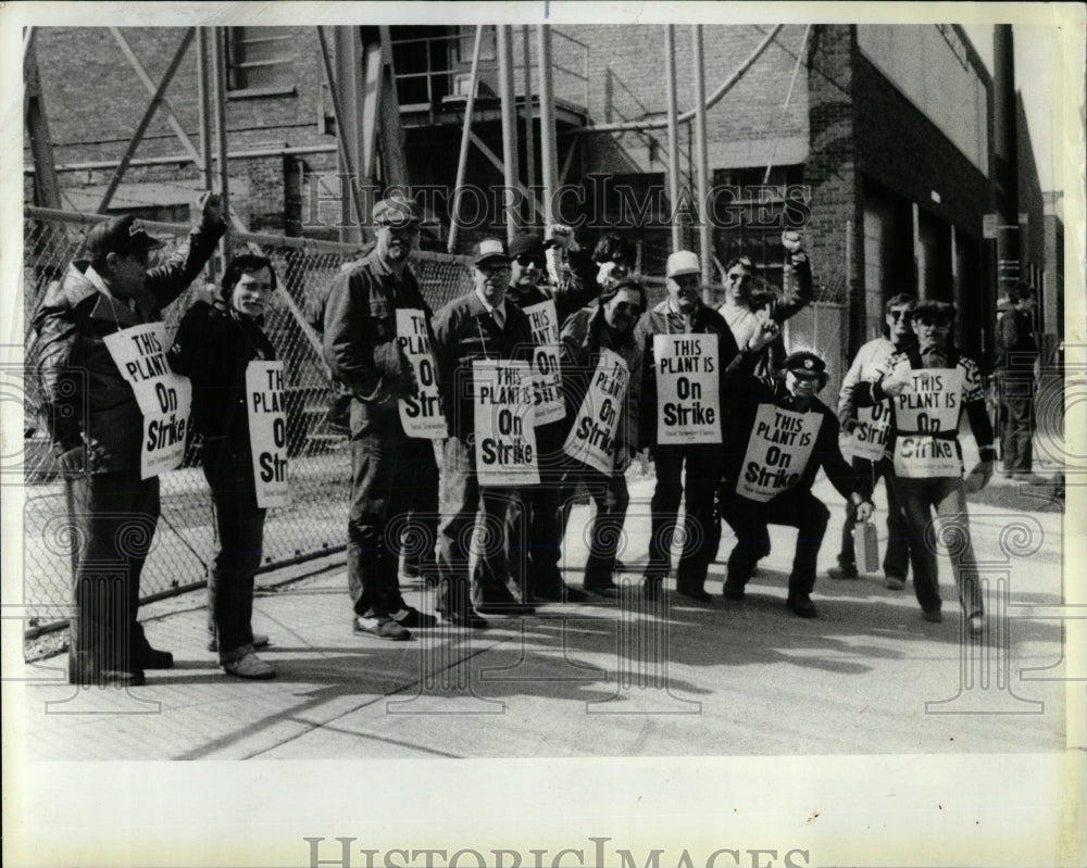 1984 Press Photo Danly Machine Company Plant Strike - RRW60541 - Historic Images